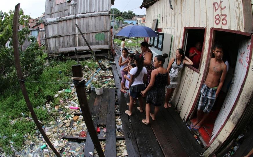Moradores que sofrem com a cheia dizem que ajuda chega tardiamente
