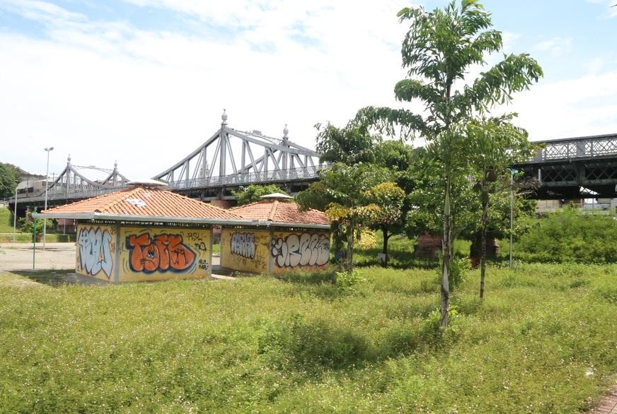 Largos e parques construídos na av. Sete de Setembro estão abandonados