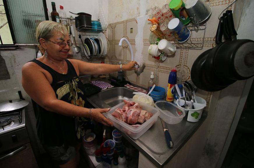 Mesmo programada, interrupção de água surpreende moradores de Manaus