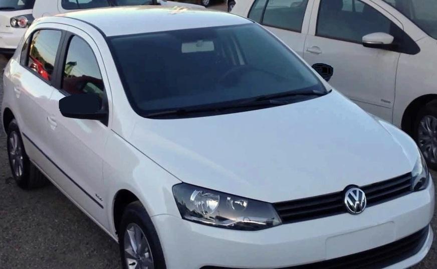 Casal de assaltantes surpreende motorista em semáforo e leva carro da vítima