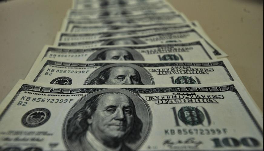 Dólar cai 3,9% e bolsa sobe 1,69% após quinta-feira atribulada