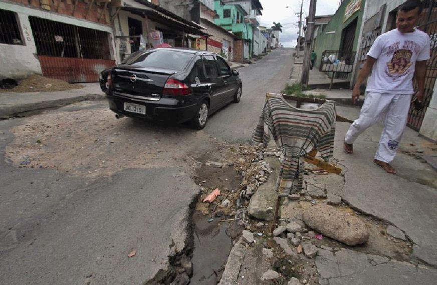 Ruas com crateras atrapalham tráfego e incomodam pedestres no bairro Petrópolis