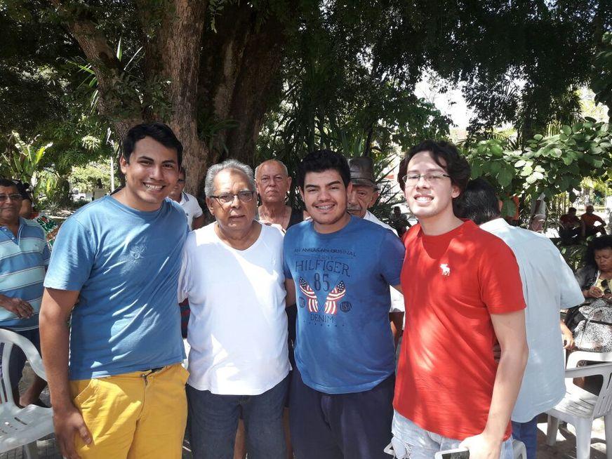 Amazonino Mendes participa de encontro aberto na Praça da Polícia