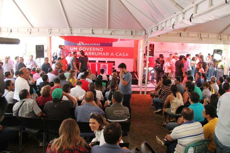 Atraso para convenções de Braga e Amazonino já passa de uma hora