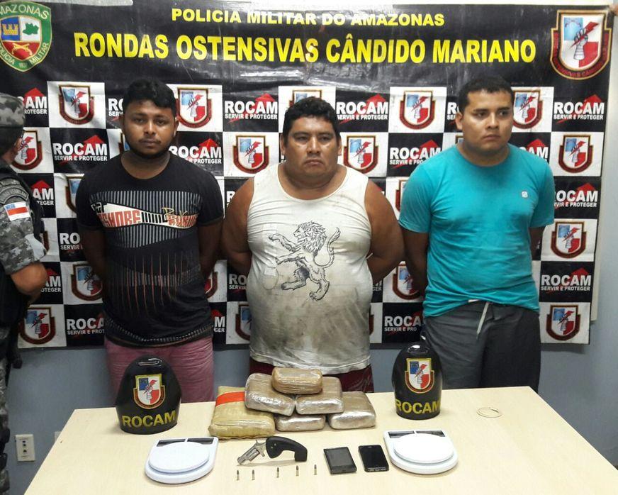 Polícia prende trio com drogas e arma após denúncia via Whatsapp