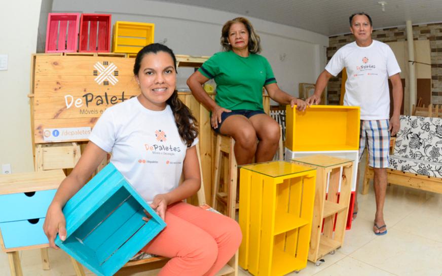 Móveis feitos de paletes de madeira são opções de decoração sustentável