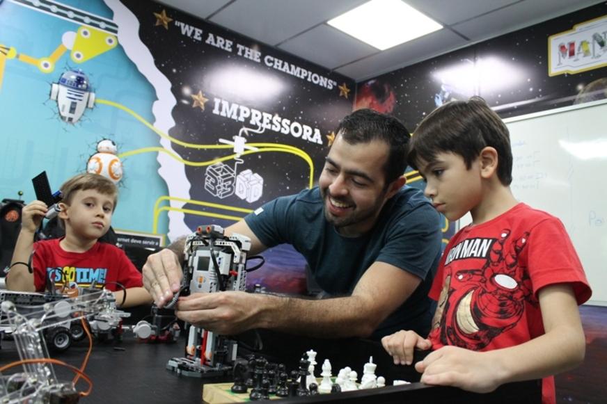 Workshop para crianças ensina como montar e programar um robô, em Manaus