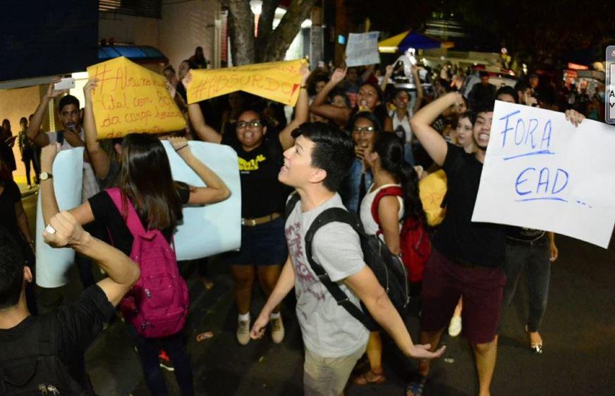 Universitários do Uninorte fazem protesto e fecham rua do Centro de Manaus