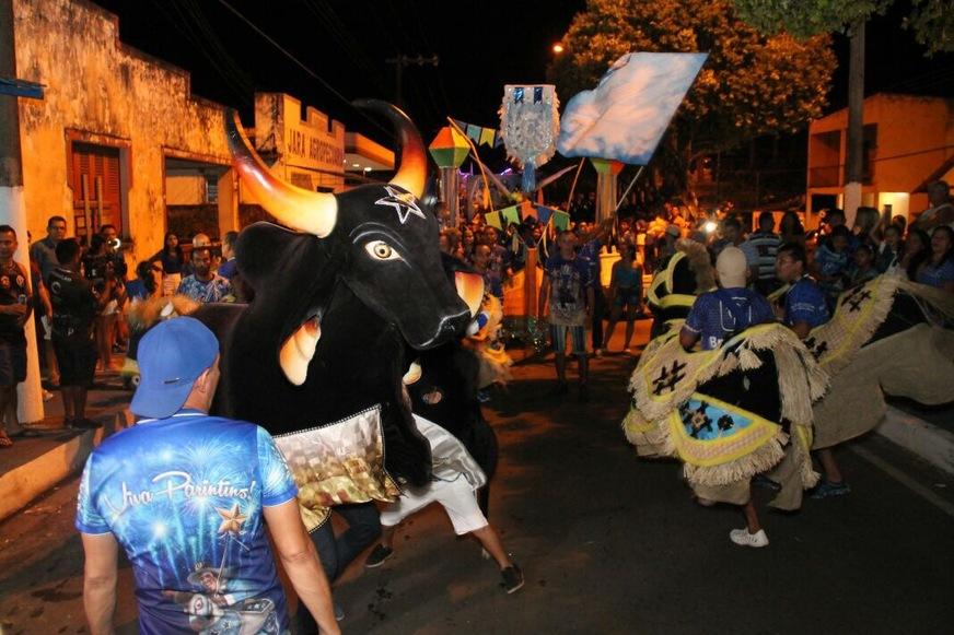 Multidão azul toma conta da Avenida Amazonas no ‘Boi de Rua’