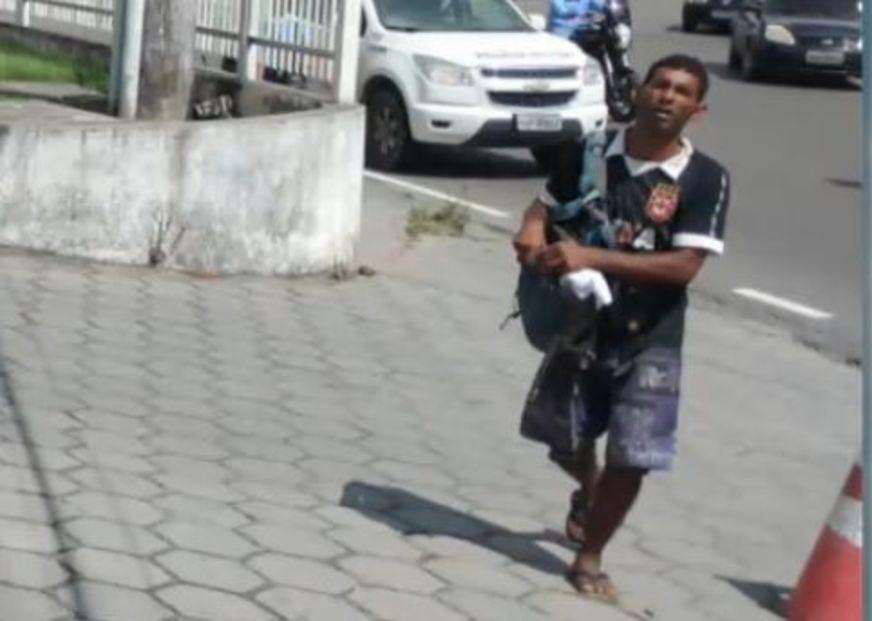 Homem rouba bolsa de fisioterapeuta e exige recompensa para devolvê-la