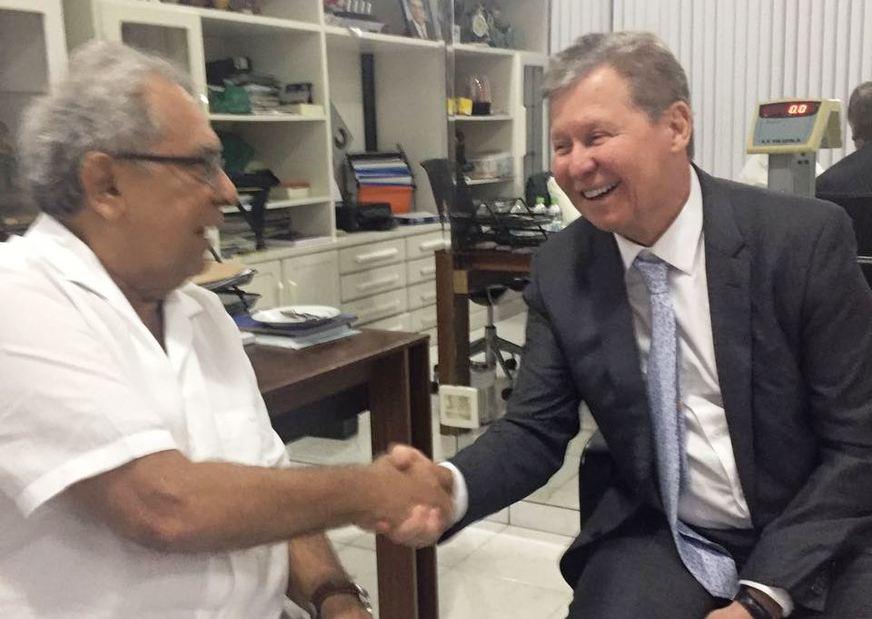 Artur e Amazonino posam juntos na véspera das convenções