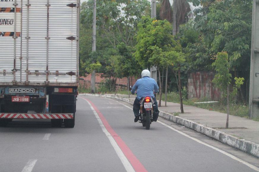 Ciclofaixas e ciclovias de Manaus sofrem com a falta de manutenção