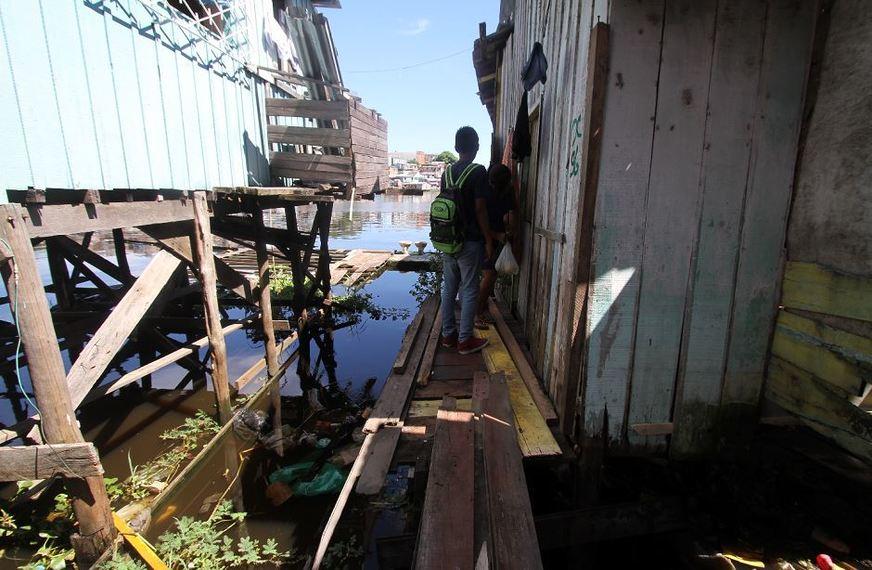 Moradores das orlas do Centro e Educandos sofrem com lixo acumulado