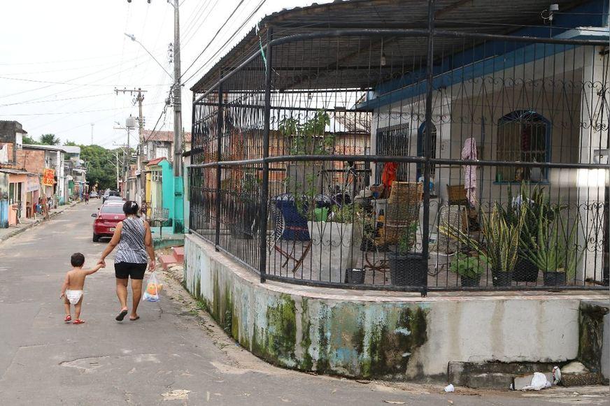 Cidade de Manaus continua com  várias ruas sem calçadas para os pedestres