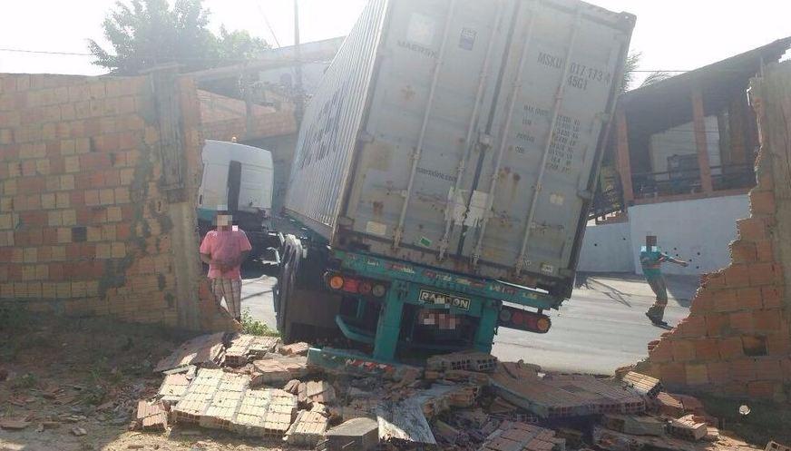 Carreta perde controle e colide com muro no bairro Novo Aleixo