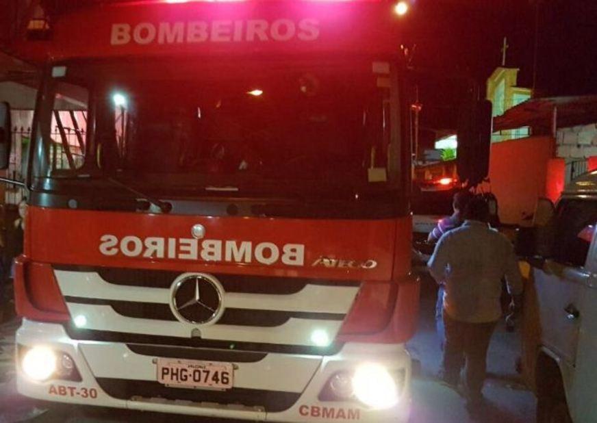 Incêndio destrói distribuidora de frios no bairro Coroado 2, na Zona Leste