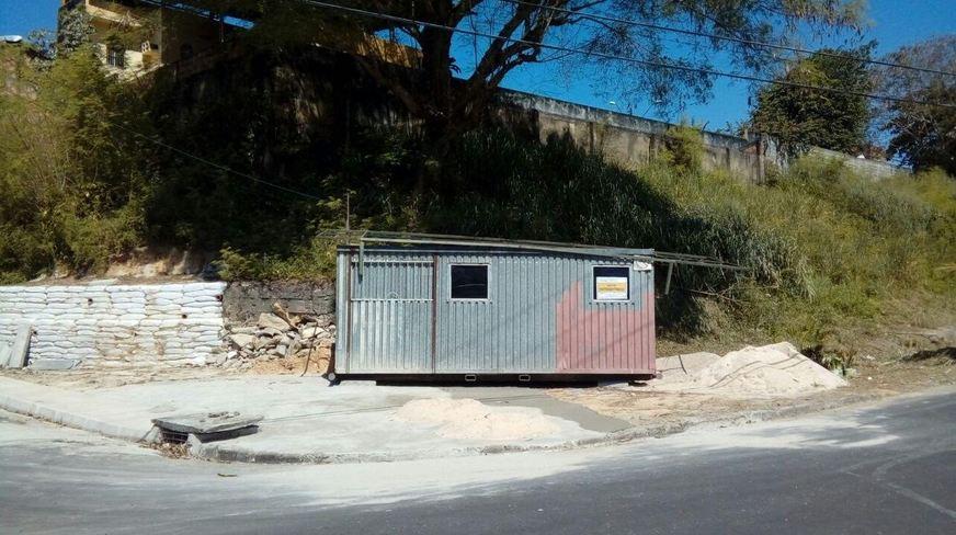 Obra com container em logradouro público no conjunto Castelo Branco é interditada
