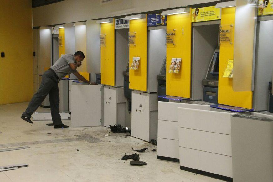 Bandidos arrombam caixas eletrônicas de Banco do Brasil na Djalma Batista