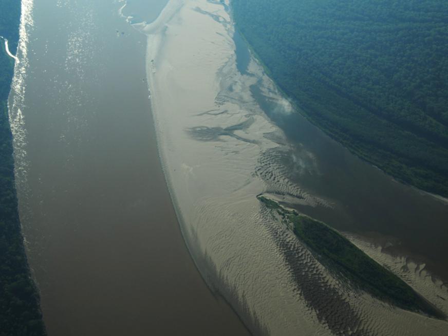 Bancos de areia formados pela descida das águas são risco à navegação no Amazonas