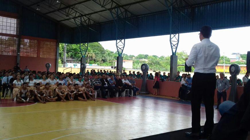 Alunos e professores de escola de Tempo Integral recebem 485 tablets em Manaus