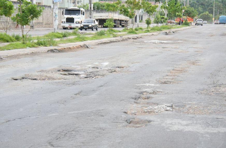 Grande quantidade de buracos põe em risco o trânsito em avenida da Zona Norte