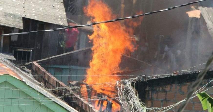 Incêndio destrói casa de madeira no bairro Petrópolis