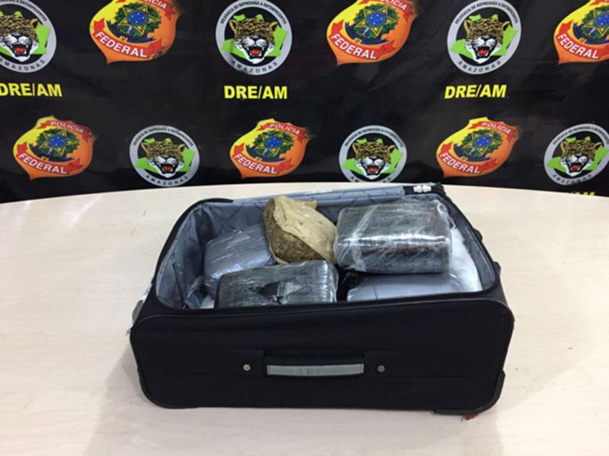 PF prende mulher que tentava embarcar com 5 kg de drogas na bagagem