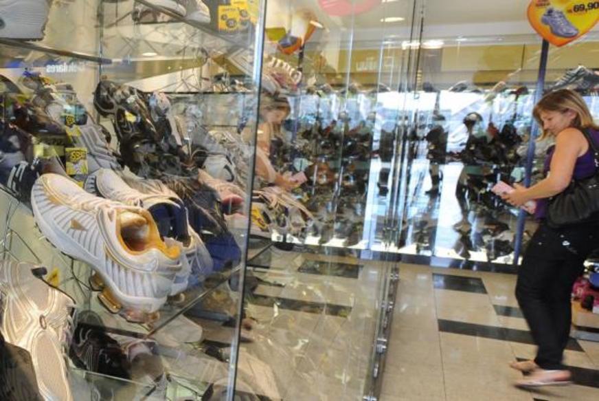 Comércio empregou 10,3 milhões em 2015; queda foi de 3,9%