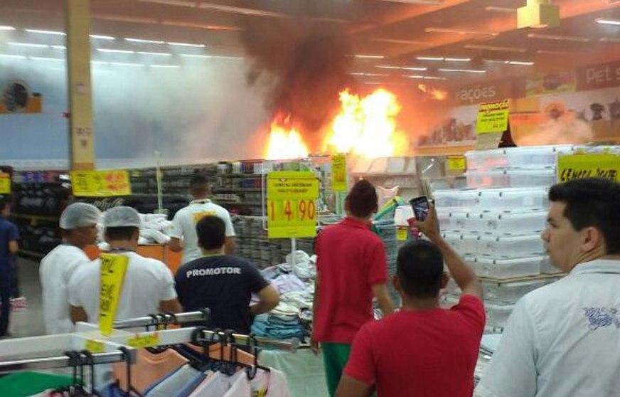 Incêndio atinge setor do Supermercado DB no Distrito Industrial
