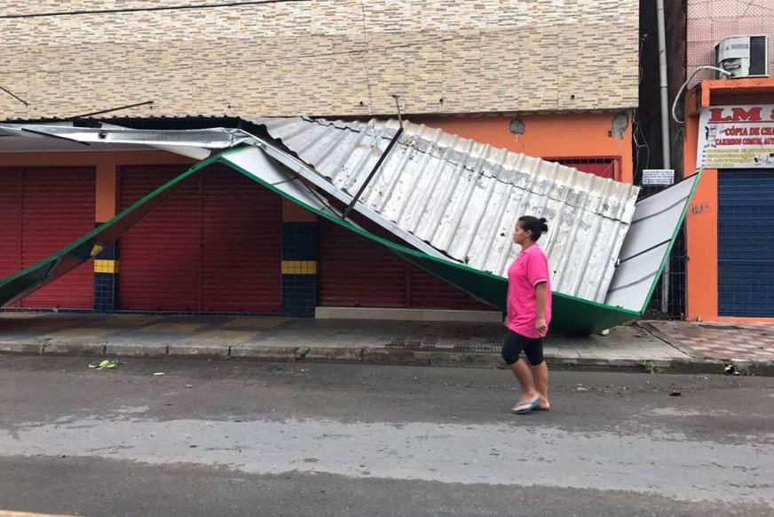 Temporal causa desabamento, quedas de árvore sobre casas e destelhamentos