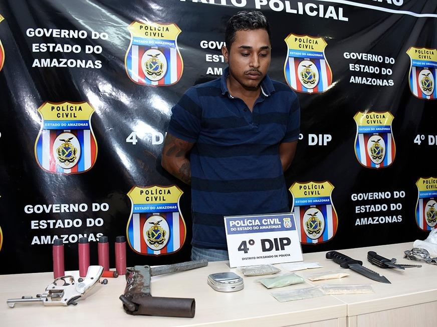 Conhecido como ‘Doguinha’ é preso com armas, munições e drogas na Zona Leste