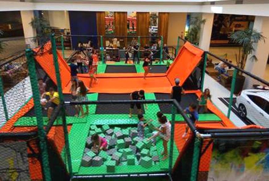 Parque temático de trampolins e camas elásticas invade shopping de Manaus