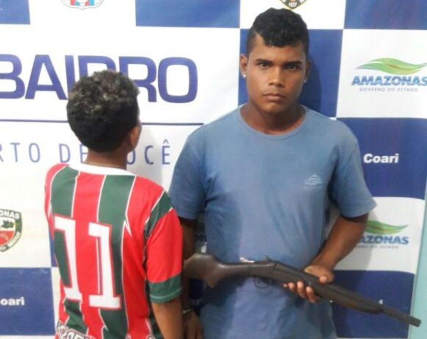 Homem é preso e menor apreendido vendendo drogas e com espingarda em casa