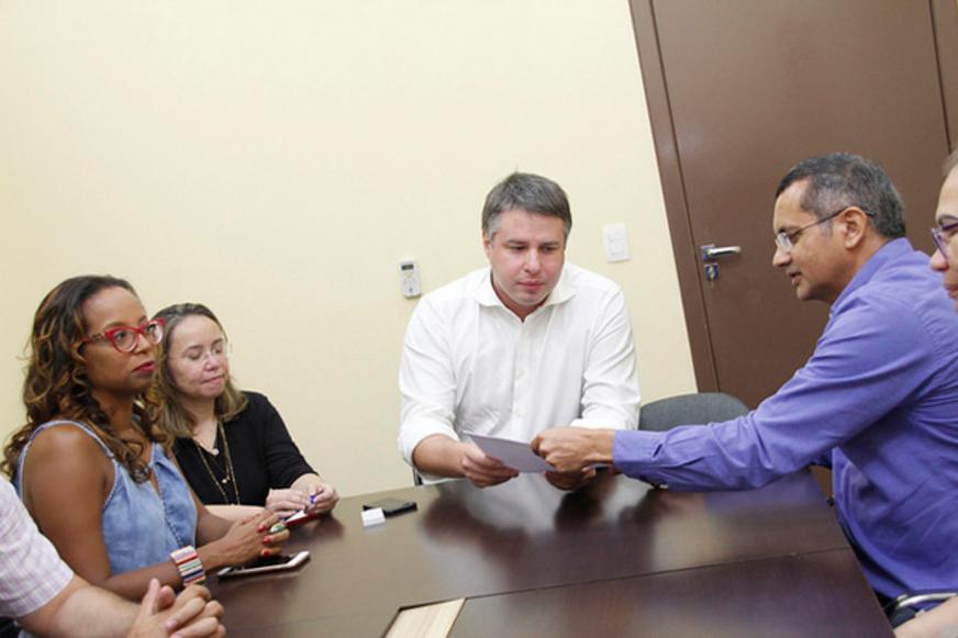 Casa Civil e Sinteam discutem progressão salarial para professores