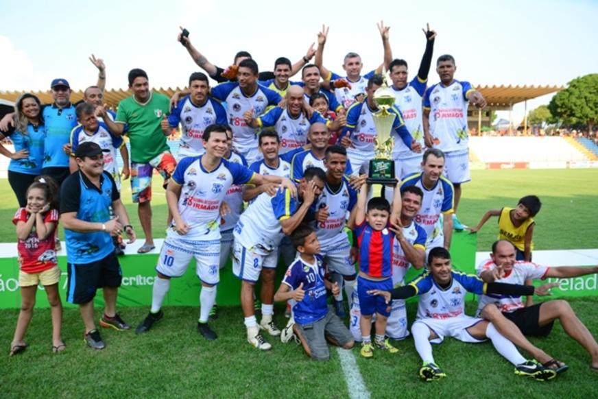 Avô recompensa neto com a honra de levantar a taça de campeão do Peladão
