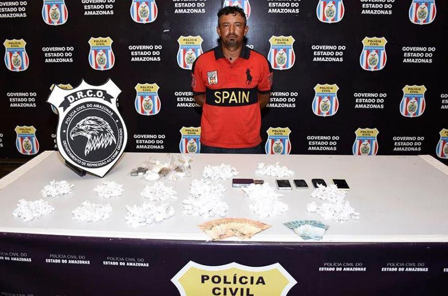 Homem é preso com 452 trouxinhas de drogas e mais de R$ 3,5 mil no Japiim