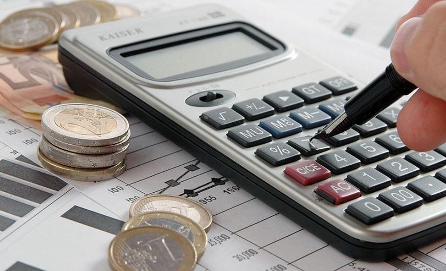 Número de brasileiros com contas em atraso cai em agosto, diz pesquisa