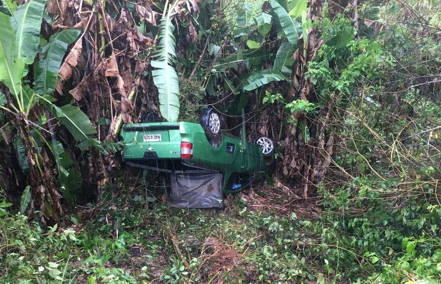 Pai e duas filhas sofrem acidente após carro derrapar e capotar na rodovia AM-070
