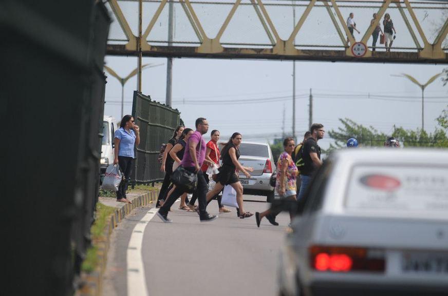 Pedestres ignoram passarelas e optam por correr risco em Manaus