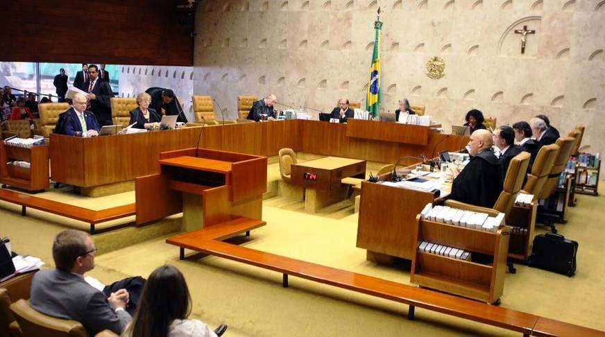 Ministros divergem sobre ensino religioso nas escolas e julgamento é adiado