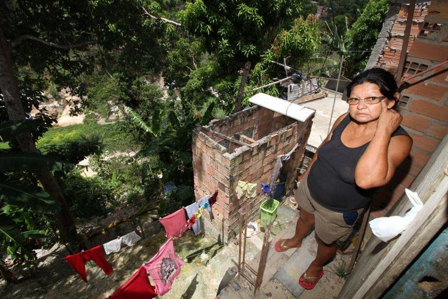 Moradores de áreas de risco convivem com o perigo quase dentro de casa