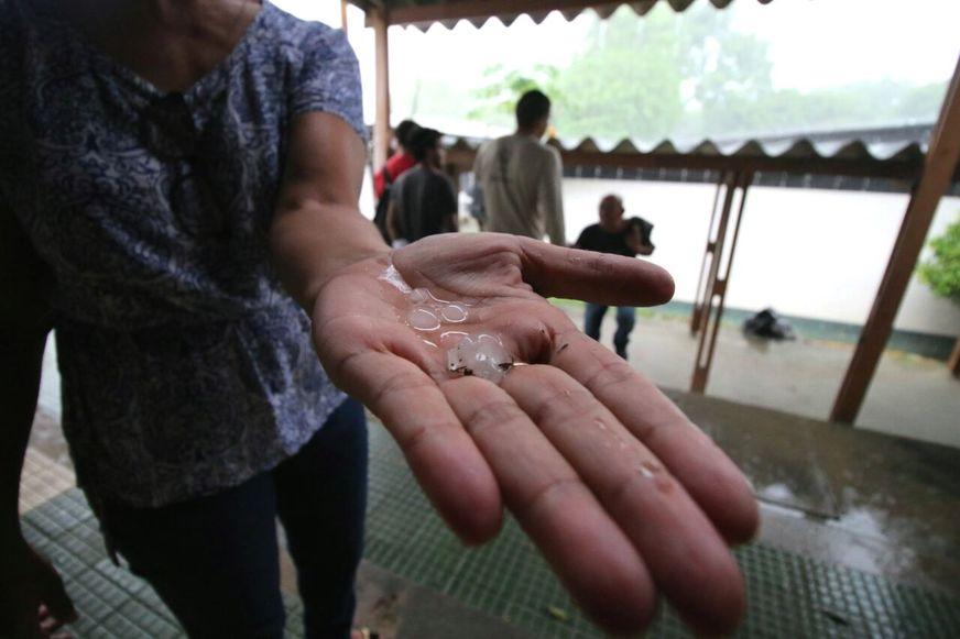 Temporal com pedras de granizo e fortes rajadas de vento atinge Manaus