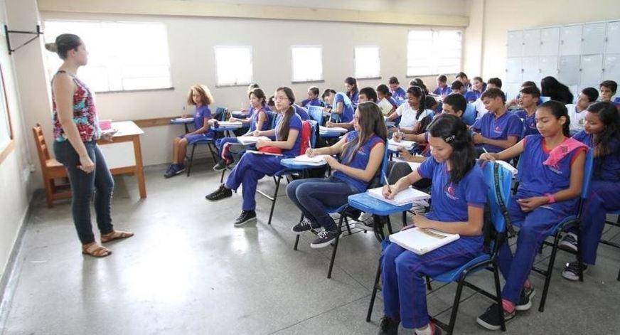 Governo do AM anuncia concurso e pagamento de abono a professores estaduais