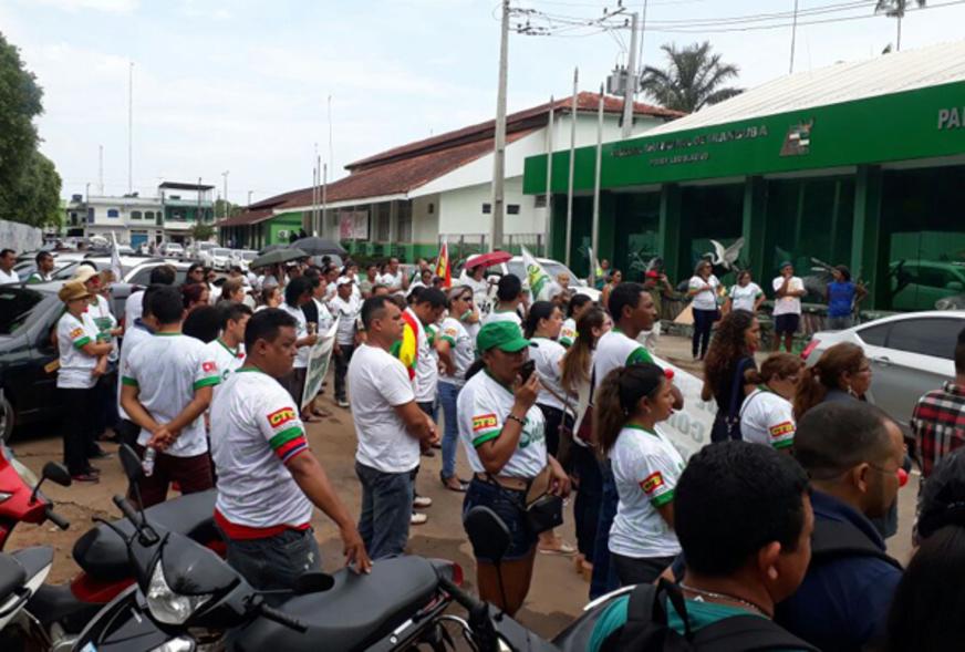 Em protesto, servidores de Iranduba cobram pagamentos do Fundeb