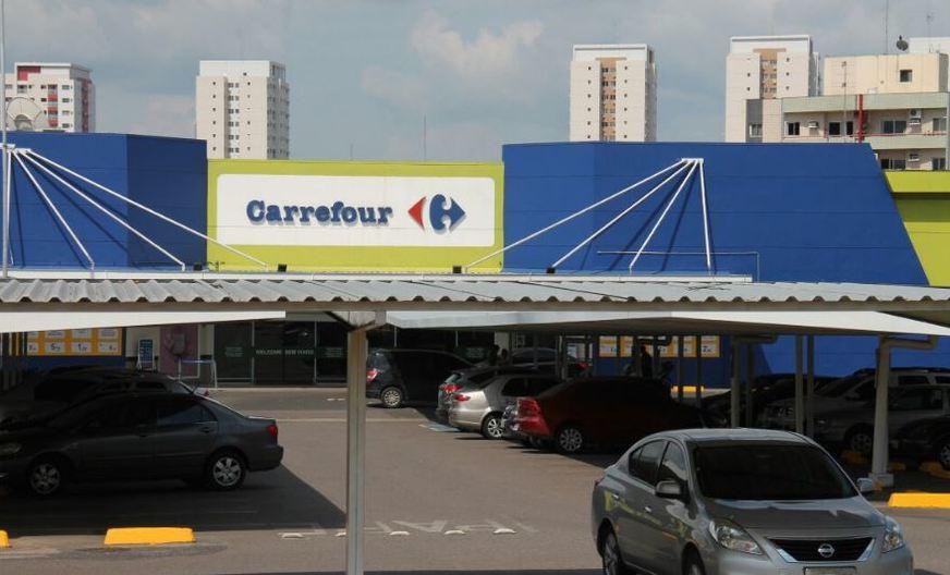 Dupla armada invade e rouba cerca de R$ 10 mil de supermercado da Ponta Negra