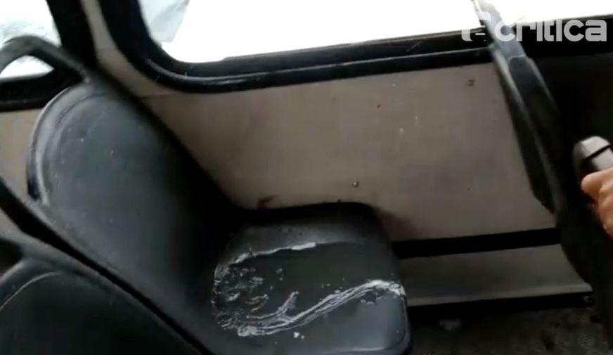 Chuva invade ônibus com janelas quebradas e passageiros ficam sem assentos