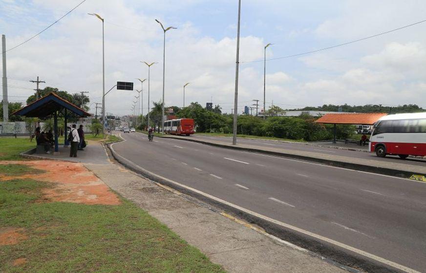 Paradas próximas de viaduto obrigam usuários a enfrentar travessia perigosa