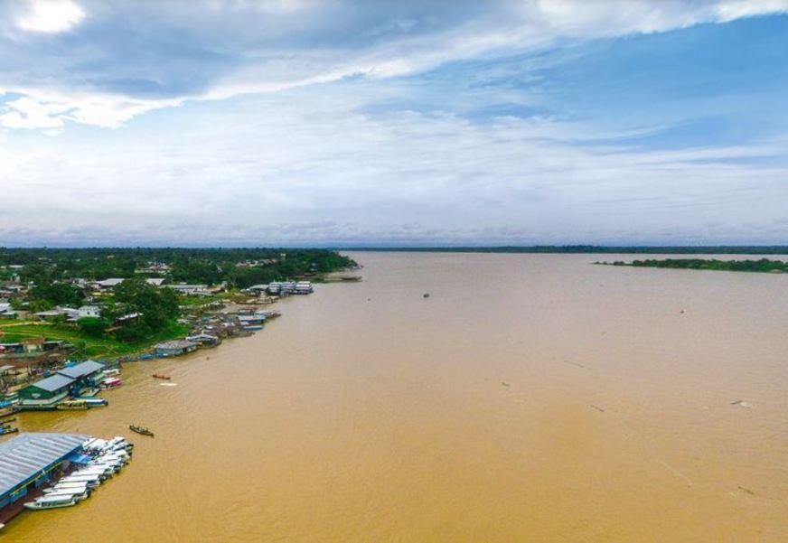 Canoa levando professores afunda no Amazonas e um deles desaparece