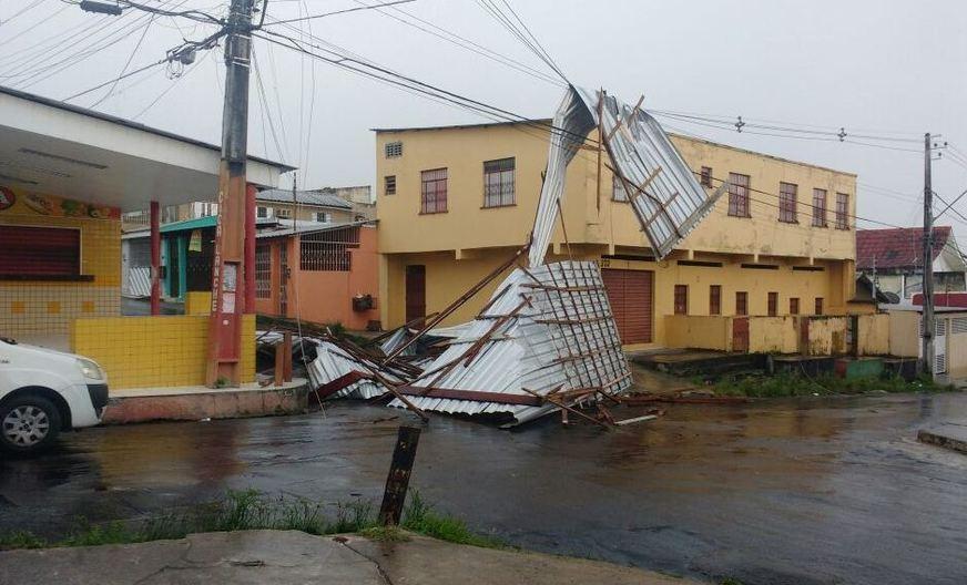 Chuva intensa provoca destelhamentos e tombamento de árvore em Manaus
