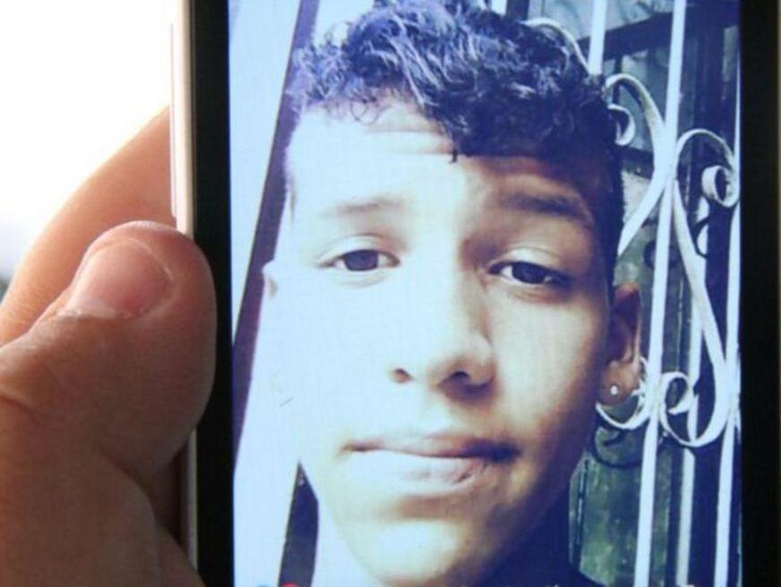 Adolescente é assassinado a facadas enquanto esperava lanche e suspeito é preso